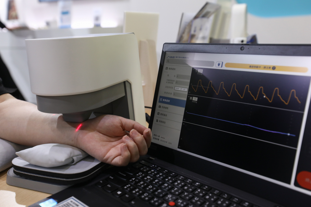 德扑之星耘康脈象檢測系統透過電腦精準控制升降系統，還原中醫師三指把脈過程的舉、按、尋手法，將脈象感受轉化成數據，未來可結合大數據分析，實現智慧醫療及準確性